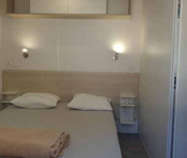 Chambre avec lit double et lampes dans le MOBIL HOME n 1 TOUT CONFORT ST CYPRIEN 66