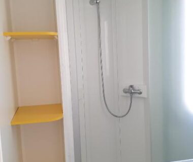 Salle d'eau avec cabine de douche et étagères dans le mobil home n 1 tout confort St Cyprien 66