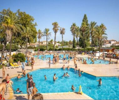 Piscine du camping avec baigneurs au Mobil home n 1 Tout Confort St Cyprien 66