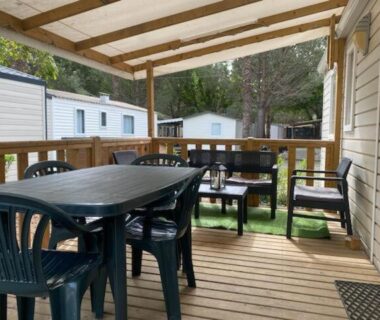 Terrasse couverte avec table et chaises du MOBIL HOME n 1 TOUT CONFORT ST CYPRIEN 66