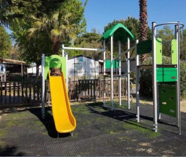 Aire de jeux avec toboggan au mobil home n 1 Tout Confort St Cyprien 66