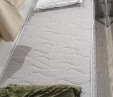 Chambre avec lit simple et couverture dans le mobil home MOBIL HOME n 2 TOUT CONFORT ST CYPRIEN 66