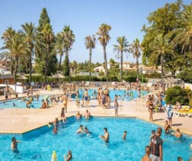 Piscine extérieure animée avec baigneurs au camping MOBIL HOME n 2 TOUT CONFORT ST CYPRIEN 66
