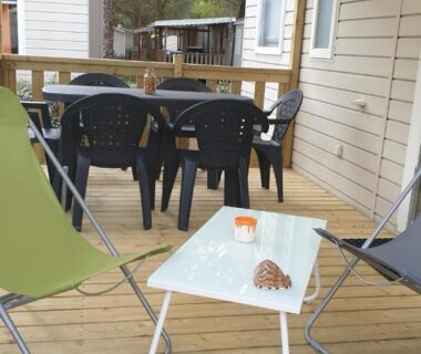 Terrasse avec chaises longues table basse et coin repas du mobil home n 2 tout confort St Cyprien 66