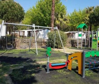 Aire de jeux avec balançoires et modules pour enfants au MOBIL HOME n 2 TOUT CONFORT ST CYPRIEN 66