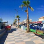 Promenade bord de mer avec palmiers près du MOBILE HOME Clim-Piscine -Terrasse -Parking -6 personnes