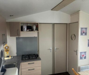 Coin cuisine équipé avec plaques et micro-ondes dans le MOBILE HOME Clim-Piscine -Terrasse -Parking -6 personnes