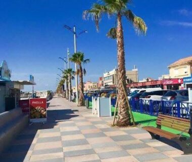 Promenade bord de mer avec palmiers près du MOBILE HOME Clim-Piscine -Terrasse -Parking -6 personnes