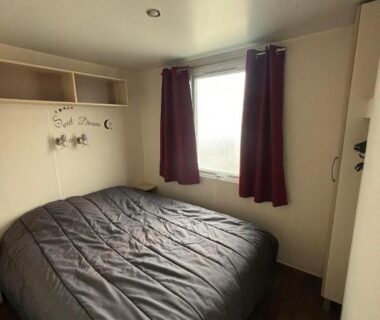 Chambre avec lit double et fenêtre dans le MOBILE HOME Clim-Piscine -Terrasse -Parking -6 personnes