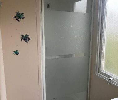Salle de bain avec cabine de douche et fenêtre dans le MOBILE HOME Clim-Piscine -Terrasse -Parking -6 personnes