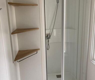Salle de bains avec cabine de douche et étagères dans le MOBILHHOME 4 à 6 personnes TERRASSE couverte