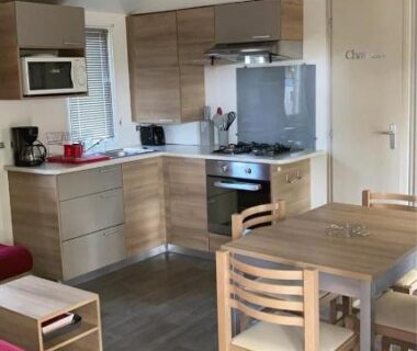 Intérieur avec coin cuisine et coin repas du MOBILHHOME 4 à 6 personnes TERRASSE couverte