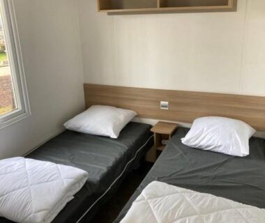 Chambre avec deux lits dans le MOBILHHOME 4 à 6 personnes TERRASSE couverte
