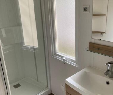 Salle d'eau avec douche et lavabo du MOBILHHOME 4 à 6 personnes TERRASSE couverte