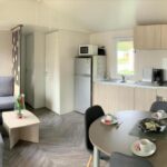 Intérieur avec salon et coin repas dans le mobilhome 3 ch du Camping 4*