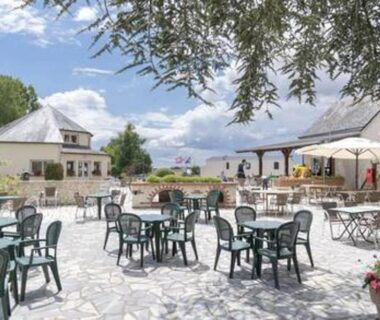Terrasse extérieure avec tables et chaises du MOBILHOME 3 CH CAMPING 4*
