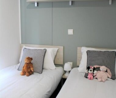Chambre avec deux lits simples et peluches dans le mobilhome MOBILHOME 3 CH CAMPING 4*