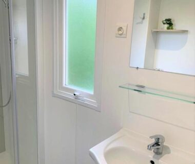 Salle de bain avec douche et lavabo du MOBILHOME 3 CH CAMPING 4*
