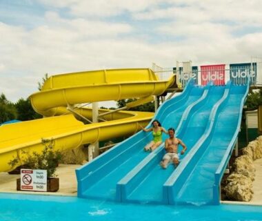 Piscine avec toboggans multivoies au MOBILHOME 3 CH CAMPING 4*