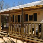 Terrasse couverte en bois devant le mobilhome 3 chambres