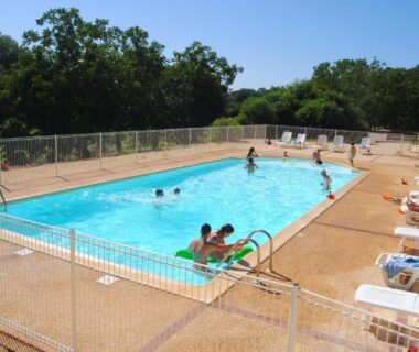 Piscine extérieure avec baigneurs au Mobilhome 3 chambres
