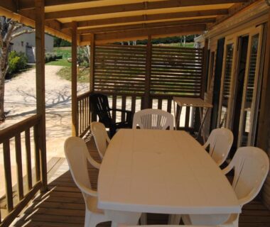 Véranda couverte avec table et chaises du MOBILHOME 3 CHAMBRES