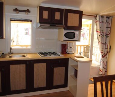 Cuisine équipée et coin repas dans le Mobilhome 3 chambres