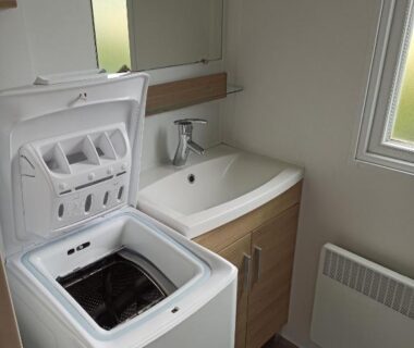 Coin buanderie avec lavabo dans le MOBILHOME 3 CHBRES 2 SDE 2 WC LV LL TV CLIM TOUT CONFORT