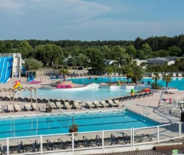 Piscine extérieure avec toboggans et transats au MOBILHOME 3 CHBRES 2 SDE 2 WC LV LL TV CLIM TOUT CONFORT