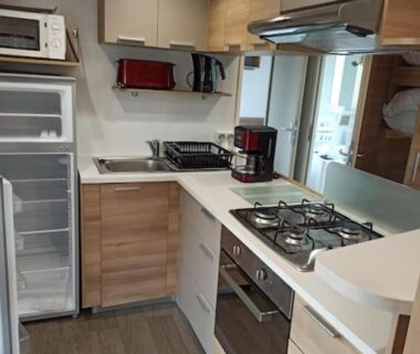 Cuisine équipée dans le mobilhome MOBILHOME 3 CHBRES 2 SDE 2 WC LV LL TV CLIM TOUT CONFORT