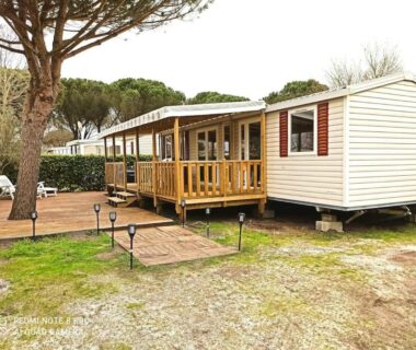 Terrasse bois devant mobilhomes Landes au MOBILHOME 3 CHBRES 2 SDE 2 WC LV LL TV CLIM TOUT CONFORT