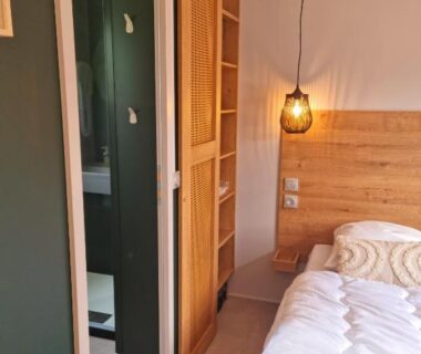 Chambre avec lit lampe suspendue et placard dans le mobilhome 6p 3 ch 2 sdb Saint Jean de Monts