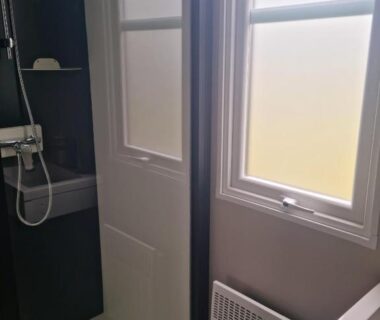 Salle de bain avec douche et fenêtre du mobilhome MOBILHOME 6p 3 CH 2 SDB SAINT JEAN DE MONTS