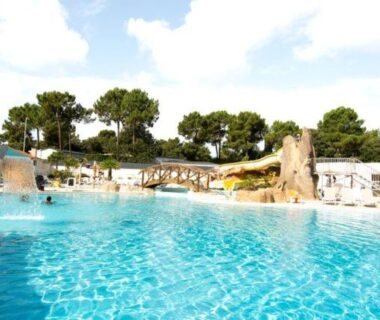 Piscine extérieure avec toboggan et passerelle au MOBILHOME 6p 3 CH 2 SDB SAINT JEAN DE MONTS