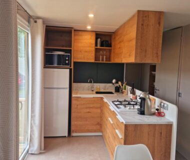 Cuisine équipée et coin repas dans le mobilhome MOBILHOME 6p 3 CH 2 SDB SAINT JEAN DE MONTS