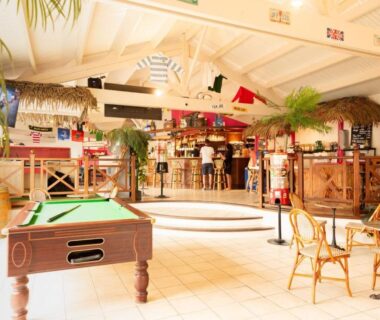 Salle de loisirs avec billard et bar du MOBILHOME 6p 3 CH 2 SDB SAINT JEAN DE MONTS