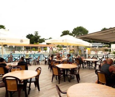Terrasse extérieure avec tables et parasols du MOBILHOME 6p 3 CH 2 SDB SAINT JEAN DE MONTS