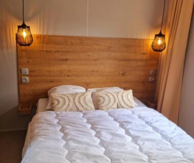 Chambre avec lit double et suspensions dans le MOBILHOME 6p 3 CH 2 SDB SAINT JEAN DE MONTS