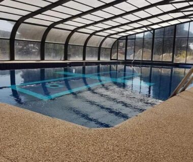 Piscine couverte avec lignes de nage au Mobilhome BORA BORA 6 à 8 personnes