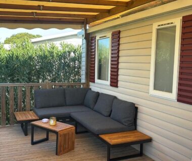 Terrasse couverte avec canapé et table du MOBILHOME BORA BORA 6 à 8 PERSONNES