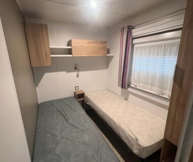 Chambre avec deux lits simples et fenêtre dans le mobilhome Camping 4 étoiles Narbonne-Plage
