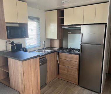 Cuisine équipée avec réfrigérateur et micro-ondes dans le mobilhome du camping MOBILHOME CAMPING 4 étoiles NARBONNE-PLAGE