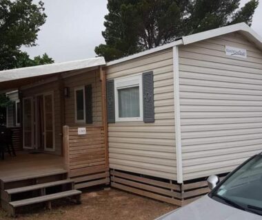 Terrasse et façade du mobilhome au Camping 4 étoiles Narbonne-Plage