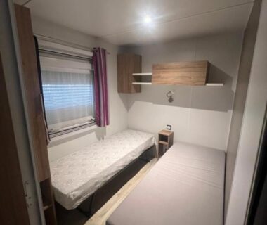 Intérieur chambre avec deux lits simples du Mobilhome Camping 4 étoiles Narbonne-Plage
