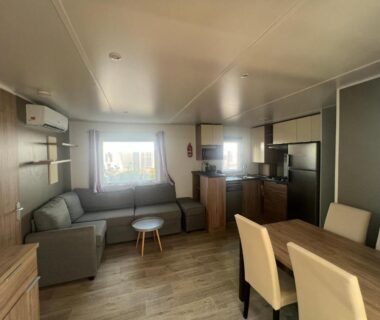 Séjour avec canapé table et kitchenette dans le MOBILHOME CAMPING 4 étoiles NARBONNE-PLAGE