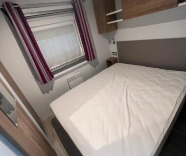 Chambre avec lit double fenêtre et rangements du MOBILHOME CAMPING 4 étoiles NARBONNE-PLAGE