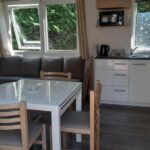 Séjour avec coin repas canapé et kitchenette dans le mobilhome en bord de mer