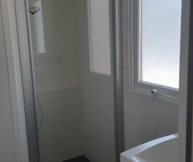 Salle de bain avec douche et lavabo dans le mobilhome en bord de mer