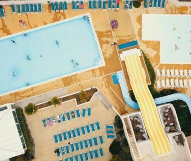 Piscine extérieure avec toboggans et transats du camping Mobilhome en bord de mer