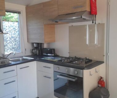 Cuisine équipée dans le mobilhome en bord de mer